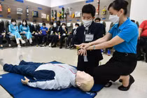 Xem trẻ em “hóa thân” xử lý tình huống hàng không khi gặp sự cố