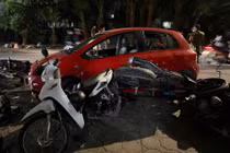 Hiện trường vụ tai nạn liên hoàn trên phố Hà Nội 