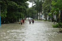 Mưa dông lớn bất ngờ, nhiều công trình ở Bình Dương bị hư hỏng