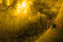 Nóng: UFO lang thang gần Mặt Trời bất ngờ lọt vào livestream của NASA? 