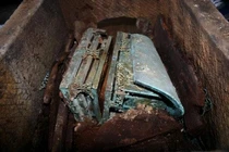 Chiếc quan tài bằng vàng cực bí ẩn, 10 năm đố ai dám mở!