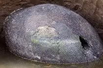 Chó sủa không ngừng vào hòn đá, tá hỏa thấy thứ không tầm thường 