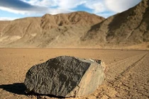 Bí ẩn những hòn đá biết đi ở Thung lũng chết: Lời giải đây rồi! 