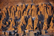 Khám phá ngôi làng rùng rợn như tổ mối, ai cũng muốn ghé thăm 