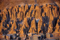 Khám phá ngôi làng rùng rợn như tổ mối, ai cũng muốn ghé thăm 