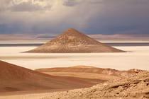 Bí ẩn núi lửa bị nghi là bến đỗ “ưa thích” của UFO 