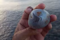 Đi dạo nhặt được viên đá lạ, thanh niên chớp mắt đổi đời