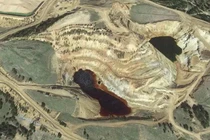 Xem Google Maps, giật mình phát hiện "hồ máu" lạ lùng ẩn trong đồi cát 