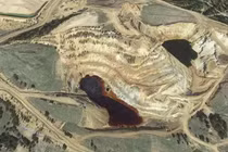 Xem Google Maps, giật mình phát hiện "hồ máu" lạ lùng ẩn trong đồi cát 