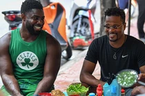 Huyền thoại Man Utd sang Việt Nam, ngồi ăn chả rươi vỉa hè phố cổ Hà Nội