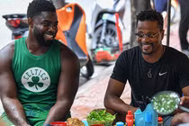 Huyền thoại Man Utd sang Việt Nam, ngồi ăn chả rươi vỉa hè phố cổ Hà Nội