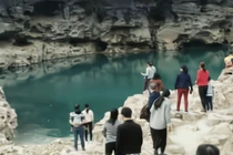 Giật mình bóng đen bí ẩn dưới hồ nước không đáy ở Trung Quốc