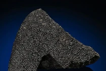 Nhặt "cục than" ngoài sân, sướng rơn khi biết báu vật đắt hơn vàng 