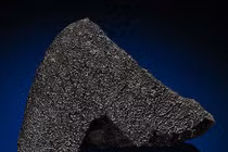 Nhặt "cục than" ngoài sân, sướng rơn khi biết báu vật đắt hơn vàng 