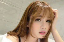 Nữ game thủ tung ảnh đồ ngủ lộ ngực khủng khiến fan chao đảo