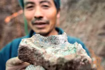 Đang đào ao, người nông dân bất ngờ đụng trúng “quái vật” hàng chục tỷ 