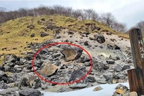 Tảng đá "giam giữ ác thần" bỗng vỡ đôi, người Nhật lo ngay ngáy 