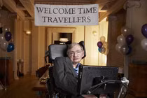 Chấn động dự đoán cuối cùng của Stephen Hawking: Có thể du hành thời gian?