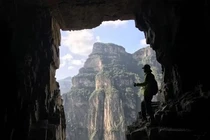 Bí ẩn ngôi làng “nằm dưới đáy giếng”, bị cô lập suốt ngàn năm