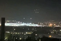 Nóng: Ánh sáng lạ nghi UFO bay lơ lửng trên bầu trời gần San Diego 