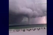 Xuất hiện vòi rồng “nối” trời với đất: Liệu có bất thường? 