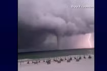 Xuất hiện vòi rồng “nối” trời với đất: Liệu có bất thường? 