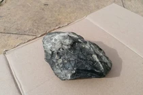 Lần theo vệt sáng trên trời rơi xuống, người đàn ông tìm thấy báu vật