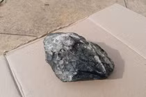 Lần theo vệt sáng trên trời rơi xuống, người đàn ông tìm thấy báu vật