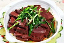 Ăn tiết lợn không đúng cách dù nấu chín vẫn có thể mắc bệnh