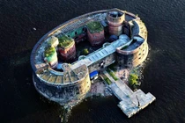 Choáng ngợp khung cảnh pháo đài cổ nổi giữa mặt biển ở Nga