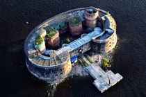 Choáng ngợp khung cảnh pháo đài cổ nổi giữa mặt biển ở Nga