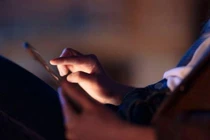 Gửi ảnh nóng của vợ cho bạn, người chồng lĩnh án phạt