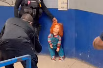 Búp bê khổng lồ bị bắt vì khủng bố người dân ở Mexico