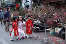 8 ngày nữa đến Tết, chợ hoa phố cổ Hà Nội vắng chưa từng có