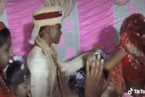 Chú rể đánh cô dâu ngay trên sân khấu vì lý do sốc