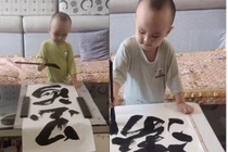 Bé trai Trung Quốc 3 tuổi gây sốt mạng vì tài viết thư pháp