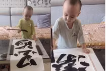 Bé trai Trung Quốc 3 tuổi gây sốt mạng vì tài viết thư pháp