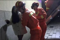 Mắc kẹt vùng kín khi trèo tường, nữ sinh “muối mặt” gọi cứu hộ