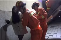 Mắc kẹt vùng kín khi trèo tường, nữ sinh “muối mặt” gọi cứu hộ