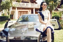 Choáng ngợp gu thời trang sang chảnh của hot girl khiến tỷ phú Thái “đổ gục”