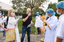 Bệnh nhân COVID-19 người nước ngoài nói gì về phác đồ điều trị SARS-CoV-2 của VN?