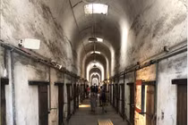 Bên trong nhà tù từng giam giữ băng đảng khét tiếng nhất nước Mỹ