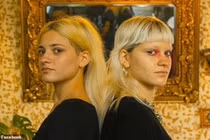 Chị em song sinh tìm thấy nhau sau 19 năm 