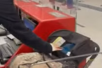 Cặp vợ chồng bỏ lại con ở sân bay vì không muốn mua vé