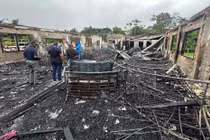 Bị thu điện thoại, nữ sinh đốt ký túc xá khiến 19 người chết