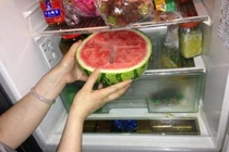 Nhập viện vì ăn dưa hấu, bác sĩ chỉ ra cách bảo quản sai 