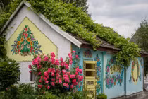 Bên trong ngôi làng cổ tích ngập sắc hoa ở Ba Lan