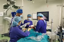 Nín thở theo dõi ca phẫu thuật cắt 7kg da, mỡ thừa cho bà mẹ béo phì