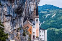 Choáng ngợp trước nhà thờ nằm chênh vênh bên rìa núi 