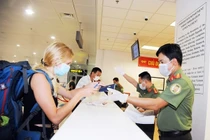 Covid-19: Khách nước ngoài nhập cảnh cửa khẩu sân bay buộc phải đeo khẩu trang?